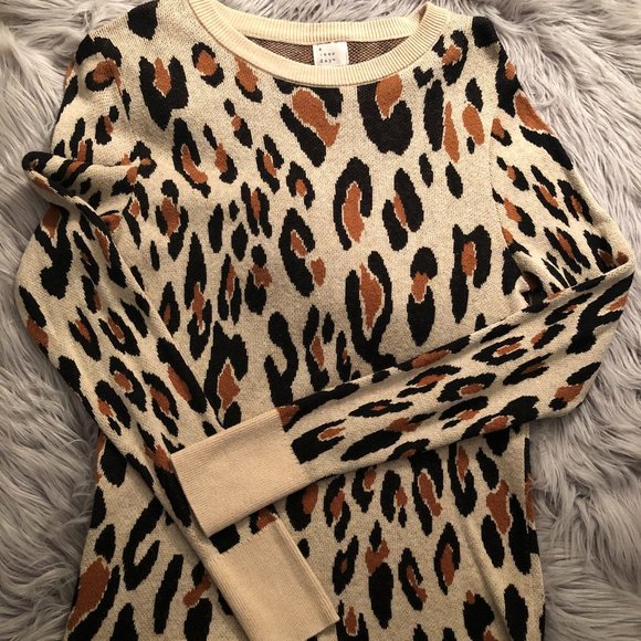A New Day Leopard Print Fitted Crew Neck Sweater in Small - Picture 2 of 5